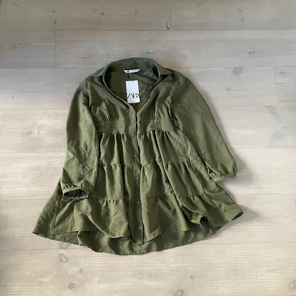 Olivgrön zara klänning i ett tunnt och skönt material! Lite för kort för mig:(. Klänningar.