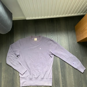 Champion Reverse weave  - Tja! Säljer denna lila champion sweatshirt i strl S, tröjan är i gott skick. Hör av dig om du har någon fundering!