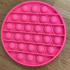 En pop-it -  Den är inte så gammal bara sen 11 september 2021 så snälla köp den det är inte så att dyrt❤️