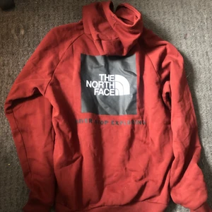 The North Face Hoodie - Vin röd the north face hoodie, nästan i nyskick. Säljer då den inte kommer till användning:)