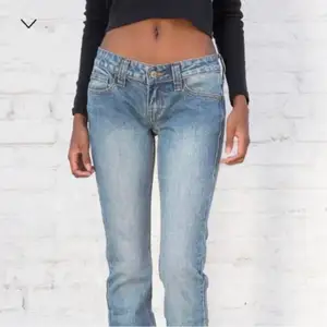 Säljer vidare dessa jeans som är oanvända💞dom var tyvärr för små för mig som är en M i jeans