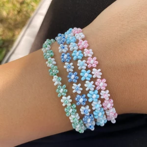 Blomarmband  - Nu när sommaren är på g tänkte jag börja pärla armband igen! Dessa blomarmband kostar 55kr/st och kommer i över 15 färger 💞