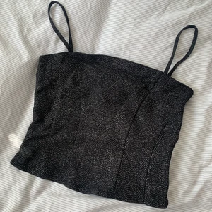 Korsett topp - Säljer denna otroliga toppen, glittrig och stretchig.  Är korsettliknande och knappt använd. Perfek till fest