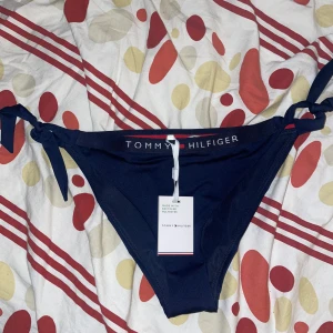 Bikiniunderdel  - Tommy Hilfiger bikinitrosa i storlek M aldrig använda med lappen och klisterlappen kvar. Färgen är marinblå