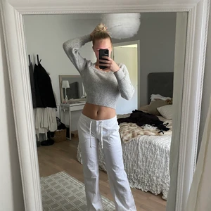 Linnebyxor bonprix - Säljer dessa snygga linnebyxor i 38 då jag beställde ett par i 36 ist. Passar en M men går om man är 36 eftersom man kan knyta de, såhär långa är de på mig som är 1,72🤍 slutsålda online