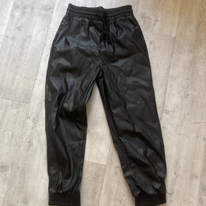 Byxor  - Aldrig använda. Tunt material. Förstora för mig 