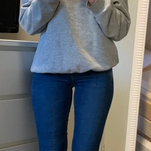 Hömidjade stretchjeans storlek s - Ett år fina stretchjeans i storlek s. Inga skador. Jensen är från lager och är modellen snake. (Högmidljade och slim-fitted jens) dom är ganska små i storleken jag skulle säga att dom mer passar som storlek xs.
