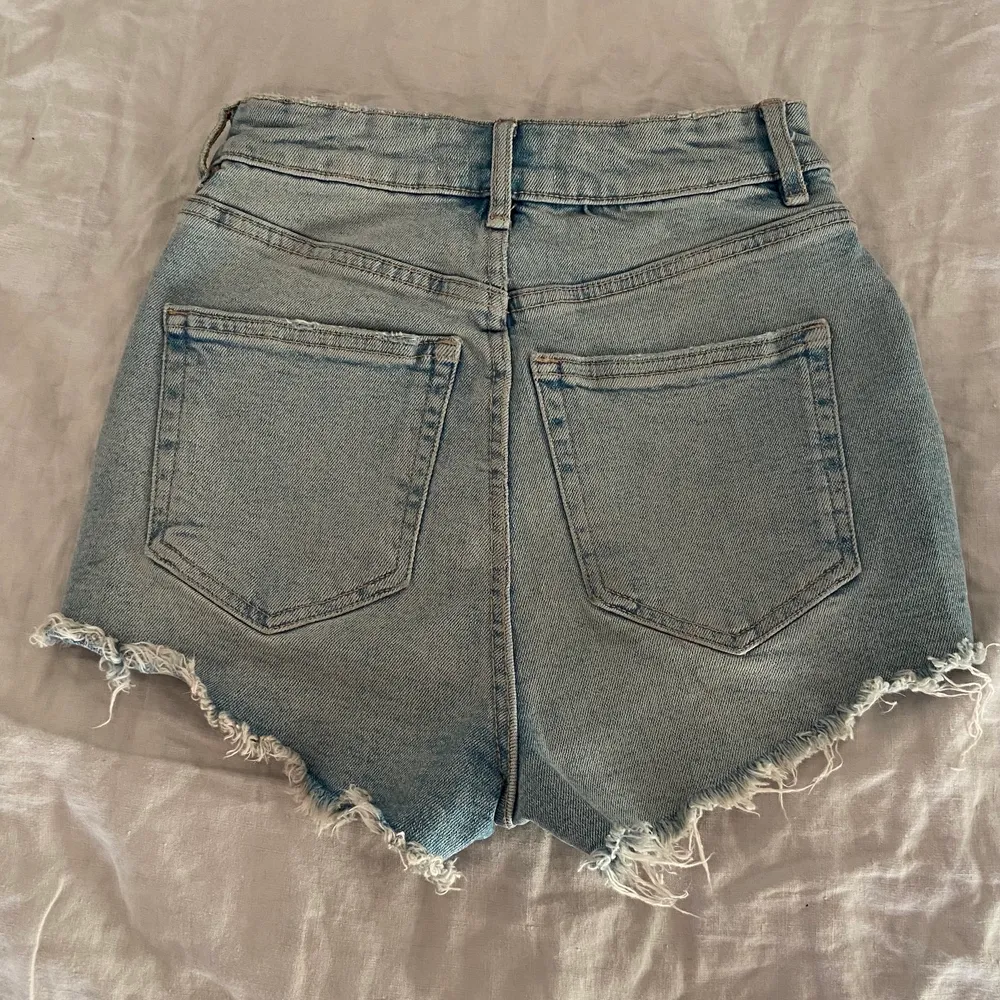 Säljer dessa trändigga zara shorts eftersom de är försmå storlek 32 alltså XS/XXS nya kostar runt 250 säljer för 120kr! 📦❤️🤩❤️🤩❤️. Shorts.