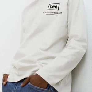 Ler tröja  - Tröja med långa ärmar från H&M x Lee 🖤🤍 Det är XS men väldigt stor i storleken. Så skulle säga S/M 