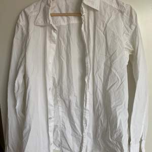 Säljer en vit skjorta från Prada. Köpt på sellpy och saknar en knappt som visat på bilden, men kan enkelt lagas. Storlek XS. Inte oversized. Köpt för 200kr