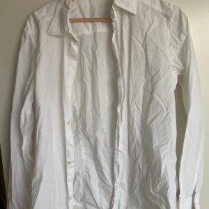 Vit Prada skjorta  - Säljer en vit skjorta från Prada. Köpt på sellpy och saknar en knappt som visat på bilden, men kan enkelt lagas. Storlek XS. Inte oversized. Köpt för 200kr