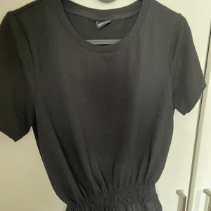 Tröja - En svart tröja me volanger