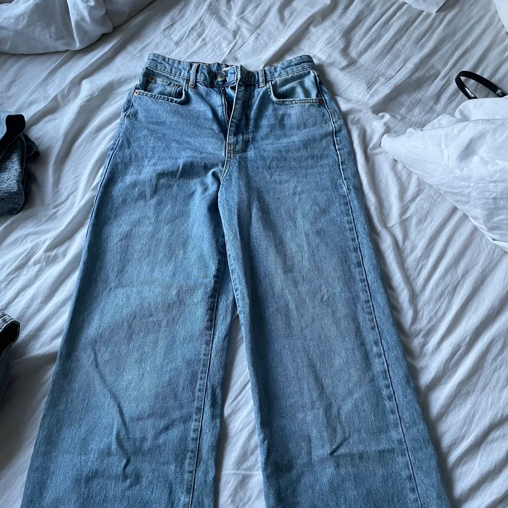 Säljer mina fina jeans från gina tricot pga för stora i midjan. Använda Max 3 gånger! Säljer för 100kr + frakt😊💗. Jeans & Byxor.