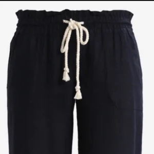 Intresse koll! På mina Roxy linnebyxor😍 - De är jättefina , men är för korta för min del tyvärr. De är i storlek Xl men passar M och L , byxorna är väldigt små i storleken. Det är Linnebyxor 😍 Köptes för ca 600kr så skriv på Dm så diskuterar vi pris :) Det kan bli budgivning , dm för fler bilder 