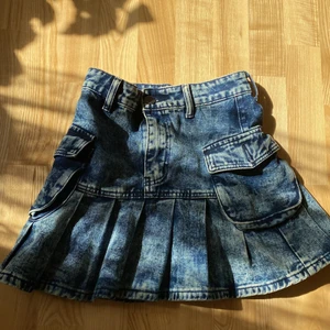 Y2k kjol! - Miniskirt av denim! Köpt här på Plick men är originellt från SHEIN! Därav priset<3