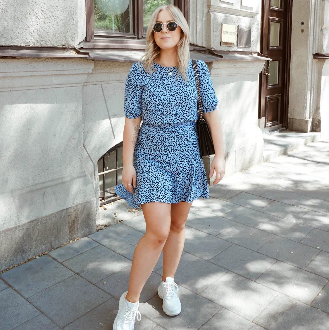 Ljusblå klänning med svarta prickar!