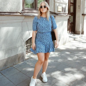 Ljusblå klänning med svarta prickar! - Suuuuper söt klänning från stradivarius i storlek M! Det är ett litet elastiskt band i midjan som gör att klänningen sitter fint i midjan! Sparsamt använd o köparen står för frakten!