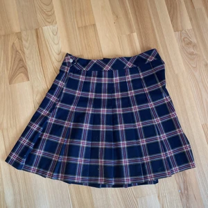 Söt alternativ kjol! - Rutig kjol ifrån H&M! Säljer för att den är alldeles för stor för mig! Älskar den:(