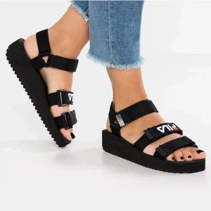 FILA Sandaler svarta - Supercoola sandaler från FILA, knappt använda. Sulan är 4,5cm som högst. Frakt tillkommer ✨️