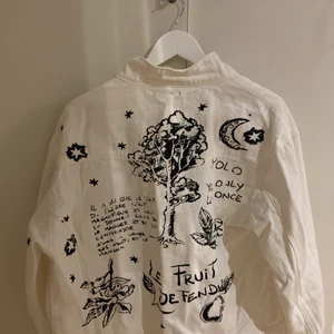 Shein vit jeansjacka - Vit jeansjacka med svart tryck på från Shein. Storlek M. Aldrig använd. 