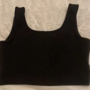 Topp storlek xs/s - Croppad topp. Skönt material, knappt använd, kan skicka fler bilder vid intresse 