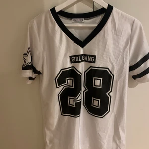 Vit oversized tröja - Vit oversized tröja med tryck på från Fashion Nova. Står ej storlek men runt S/M. 