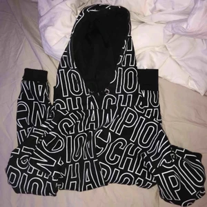Champion  - champion hoddie Nästan inte använd👌🏽 Skriv för fler bilder 