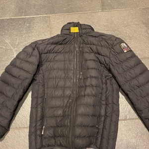 Säljer parajumper  ugo bra skick  - Min parajumper är storlek y/m och är i bra skick värmer dig och den är äkta den har ett hål som är täckt som inte synd som sagt annars väldigt bra skick inget fel märket på armen är det inget fel allt är bra har till och med svett hål i armhålan så man håller sig torr så att man inte svettas om man springer som sagt allt är fint på den 