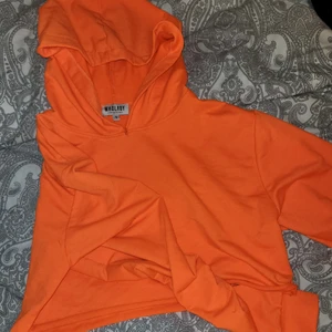 Orange croppad hoodie - Från Madlady. Tunt skönt material. Fint skick 