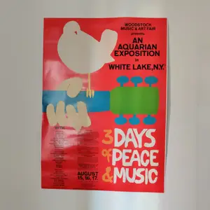 Retro poster med tryck från Woodstock festivalen. Mycket fina och starka färger. Perfekt i hippie hemmet✌️
