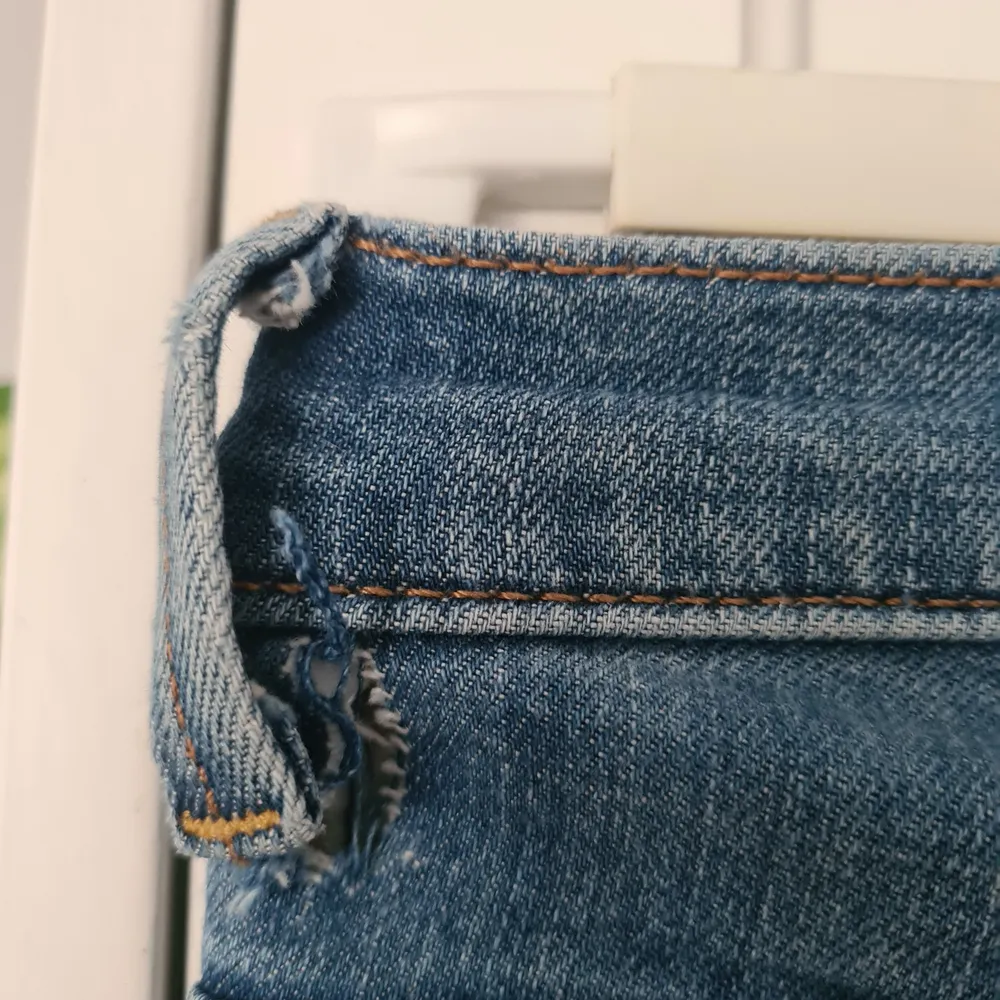 Superfina lågmidjade jeans från Lee, köpta secondhand. Är lite skadade vid ena hällan. Säljer tyvärr för de är försmå. Frakt tillkommer 💕. Jeans & Byxor.