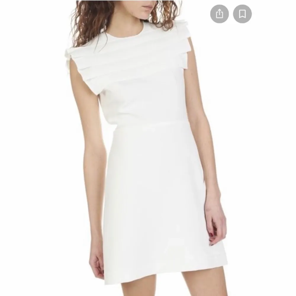 Säljer denna vita Sandro klänningen i storlek 34/XS i modellen ”Laurena”. Perfekt som studentklänning eller konfirmationsklänning eller examensklänning! Köpt för ca 2500kr och endast använd en gång och är därför så gott som i nyskick! Hör av er vid frågor!:). Klänningar.
