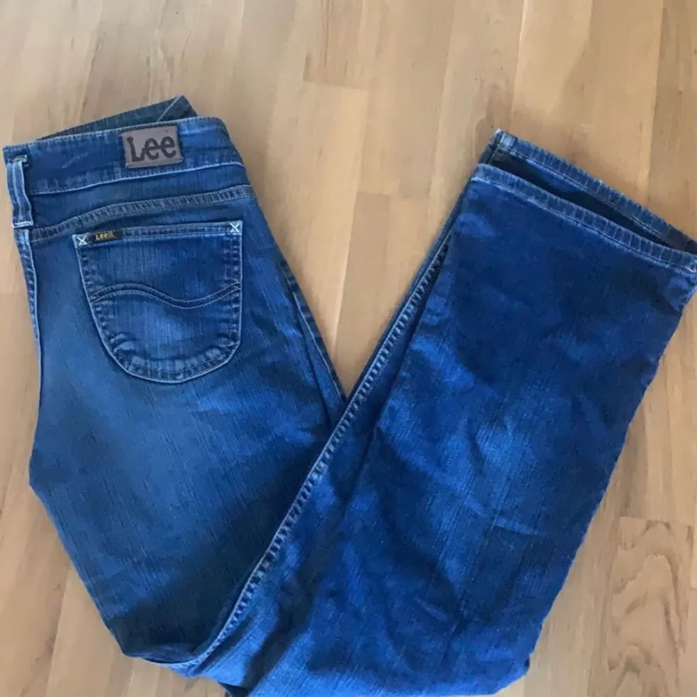 Super fina i super bra kvalitet LEE lowrised bootcut jeans💕 säljer dom för att jag inte är så förtjust i lowrised jeans  men dom är skit snygga 😻 köpta för 800kr bud från 250kr. Jeans & Byxor.