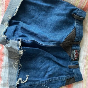 Vintage jeans shorts - Köpta 2019 i en vintage butik i Kalifornien. Vet inte riktigt vilket märke, står ozark mountain Jean company. Ganska ”hårt” jeans tyg, så inte så stretchiga. Sitter bäst på någon i storlek 32-34.  Ganska korta.