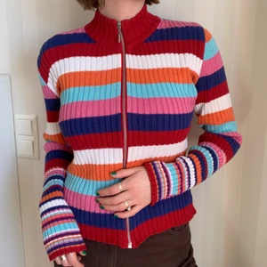 Färgglad tröja/kofta - Superfin stickad tröja i färgglada färger!!! 🌈 Står ingen storlek men jag på bilden brukar ha storlek S