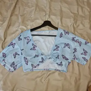 Kort tröja från Asos. Blå med lila fjärilar 