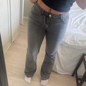 Helt oanvända ”full length flare jeans” med mid waist, gråa. Dom är ganska långa på mig som är 165 cm. Storlek 42 men små i storleken. Nypris är 399kr. Säljer för 250kr eller högst budande<3