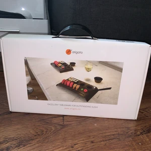 Sushi tallriksset - Säljer ett helt nytt sushi tallriks set. Förpackning är obruten. Fick den i julklapp någongång men tyvärr inte kommit till användning. Någon sushi älskare där ute hade säkert uppskattat en sådan! 