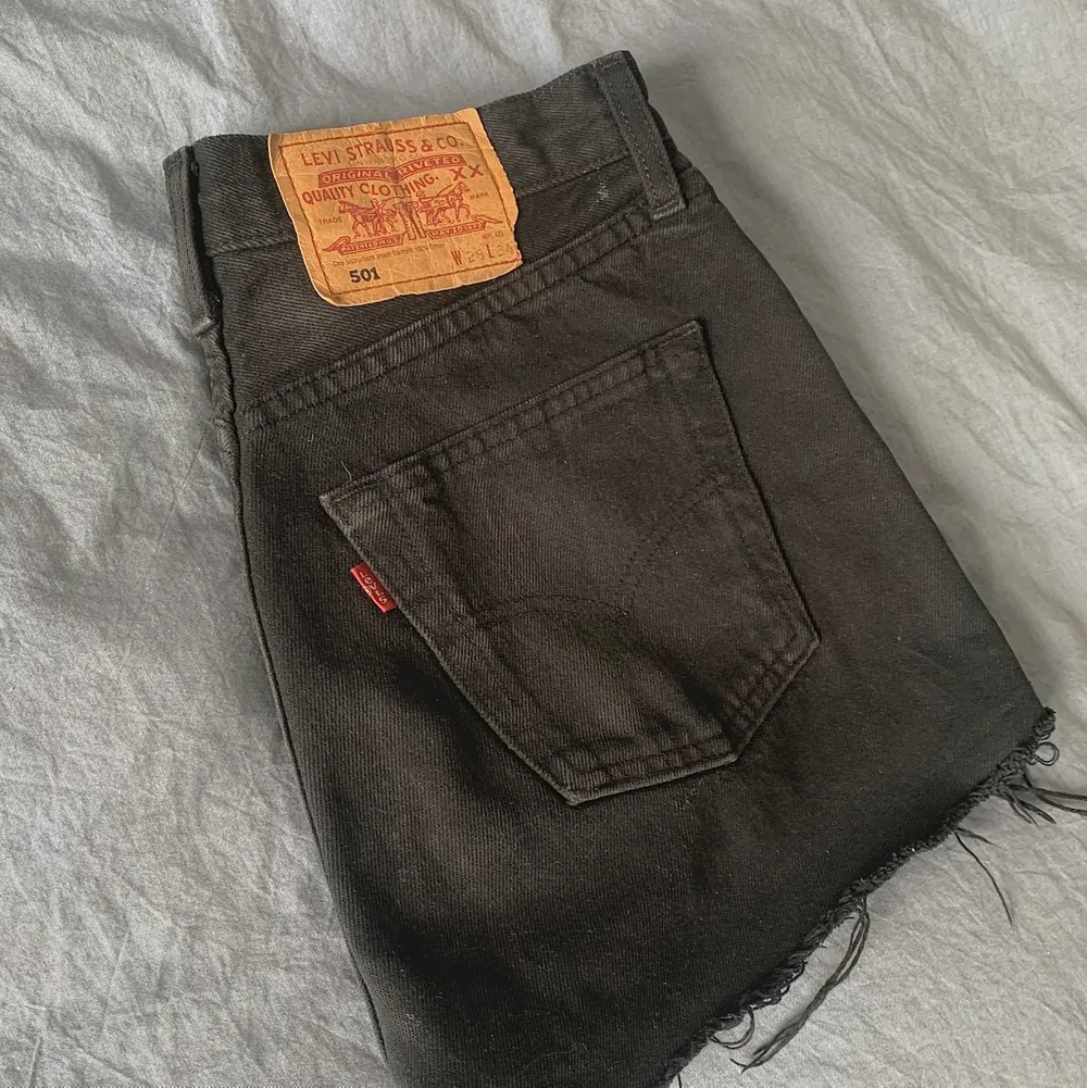Svarta jeansshorts från Levis. Köpta på plick men passade tyvärr inte och säljer därför vidare😇💞💞säljer ett par ljusblåa också💥. Shorts.