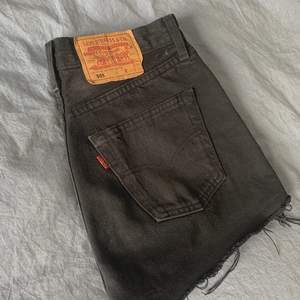 Svarta jeansshorts från Levis. Köpta på plick men passade tyvärr inte och säljer därför vidare😇💞💞säljer ett par ljusblåa också💥