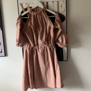 Klänning  - Använd 1 gång 