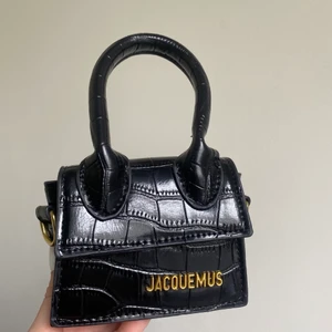Jacquemus - FAKE jaqcuemus väska! Helt oanvänd! Pris går att diskutera, köparen står för frakten🖤
