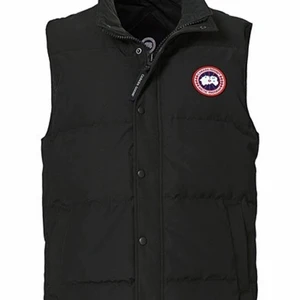 Äkta Canada Goose Black - Helt ny! Köptes på Johnells.se för nypris 5,099kr (västen+leverans) Skickar fler bilder vid intresse!