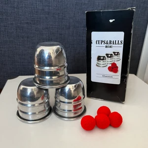 ✨”Cups and balls” Magi-trick✨ - Cups and balls är ett magitrick som kräver övning och fingerfärdighet. Jag köpte den i en magiaffär för några år sedan men nu är det dags att säga farväl. I lådan finns det tre koppar/glas, fyra röda bollar och ett papper med information. Den är väldigt rolig att använda för att lura familj och kompisar med, ett riktigt partytrick!!✨ Jag kan mötas i Stockholm eller frakta.