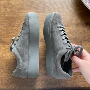 Sneakers - Gråa mocka sneakers från Vagabond strl 38. Haft dem länge men aldrig använt, så bra skick!