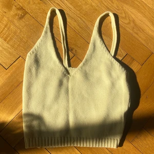 Ljusgult urringat stickat linne - Söt sommrigt linne i bra skick endast använt fåtal gånger. Lappen är ej kvar men jag tror att den är från Bik Bok eller Gina Tricot. Hade passat en S-M.