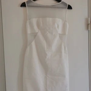 Vit fodralklänning från Zara - Vit fodralklänning från Zara med mesh upptill och knapp bak. Liten missfärgning ovanför fållen, se bild. 