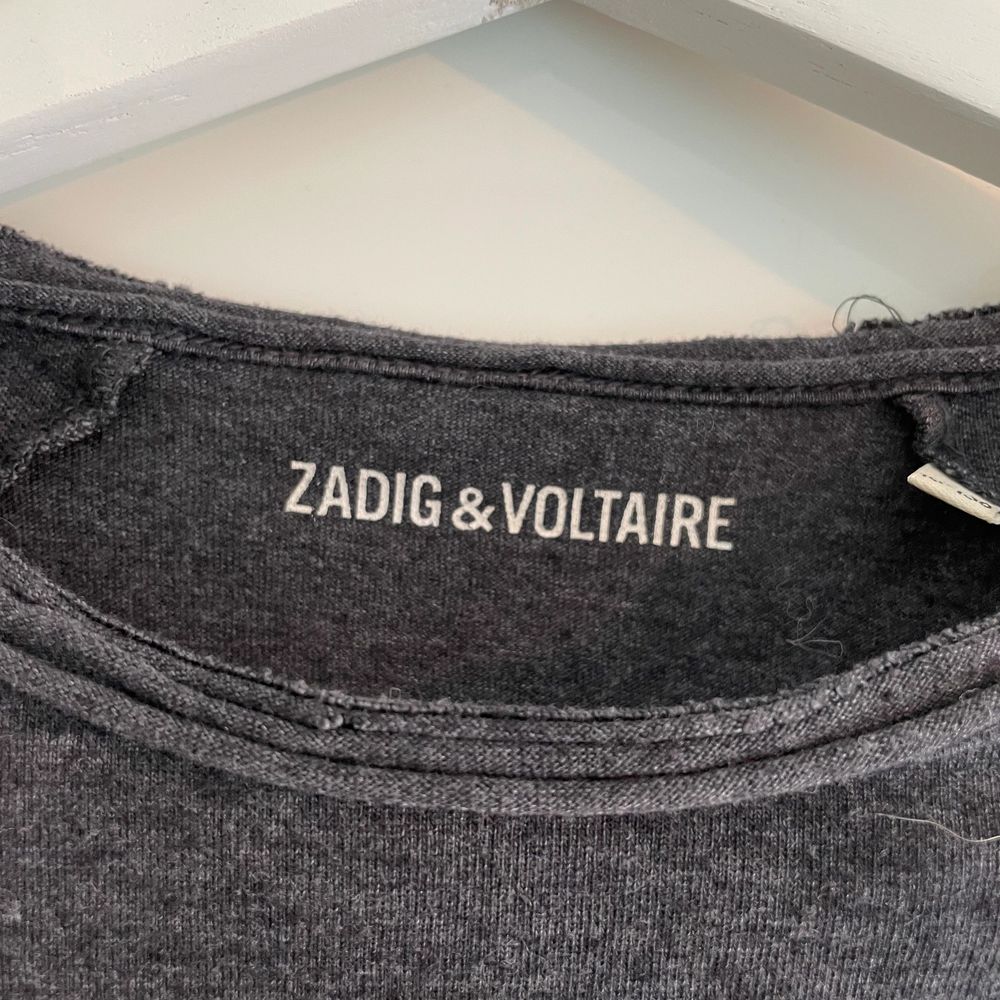 Söt tröja köpt på barnavdelningen från Zadig & voltaire😍passar mig som vanligtvis har xs-s i toppar🤍. T-shirts.