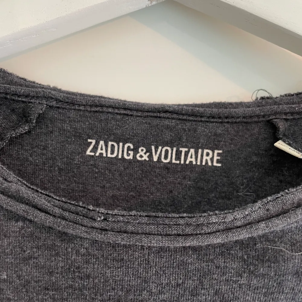 Söt tröja köpt på barnavdelningen från Zadig & voltaire😍passar mig som vanligtvis har xs-s i toppar🤍. T-shirts.