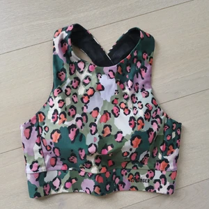 Croptop - Croppad träningstop från Stronger. Aldrig använd, endast provad. 